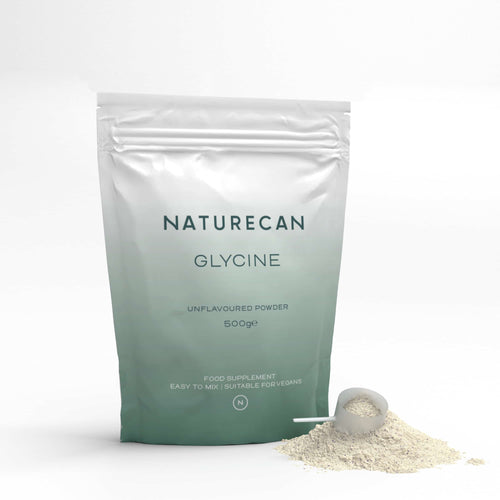 Naturecan Glycine unflavoured powder in a 500g bag with a scoop and some powder spilled beside it.