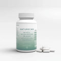 Fles Lion's Mane & Chaga Mushroom Complex Tabletten naast enkele uitgestrooide tabletten op een lichte achtergrond.