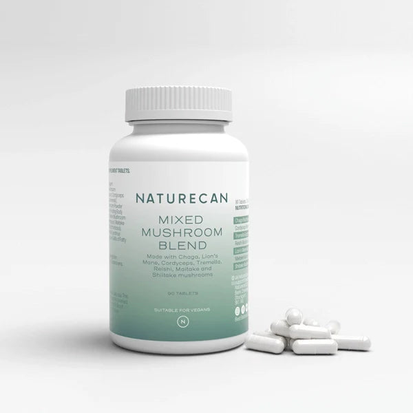 Fles Lion's Mane & Chaga Mushroom Complex Tabletten naast enkele uitgestrooide tabletten op een lichte achtergrond.