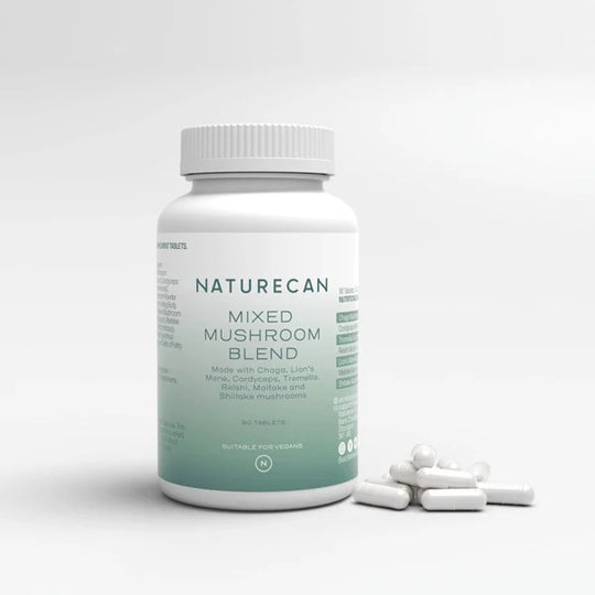 Fles Lion's Mane & Chaga Mushroom Complex Tabletten naast enkele uitgestrooide tabletten op een lichte achtergrond.
